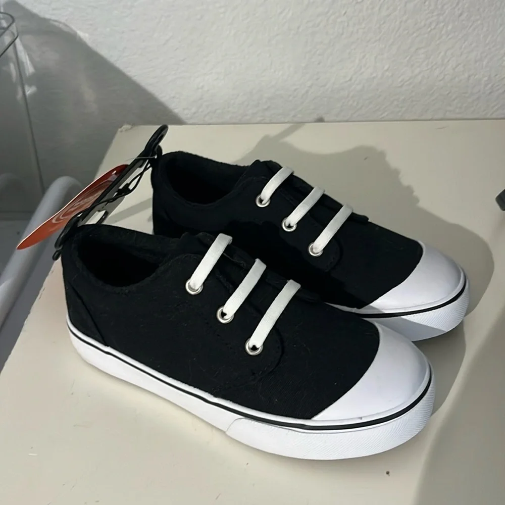New Wonder Nation Girl’s Book’s Black and White Sneakers Size 12 NWT